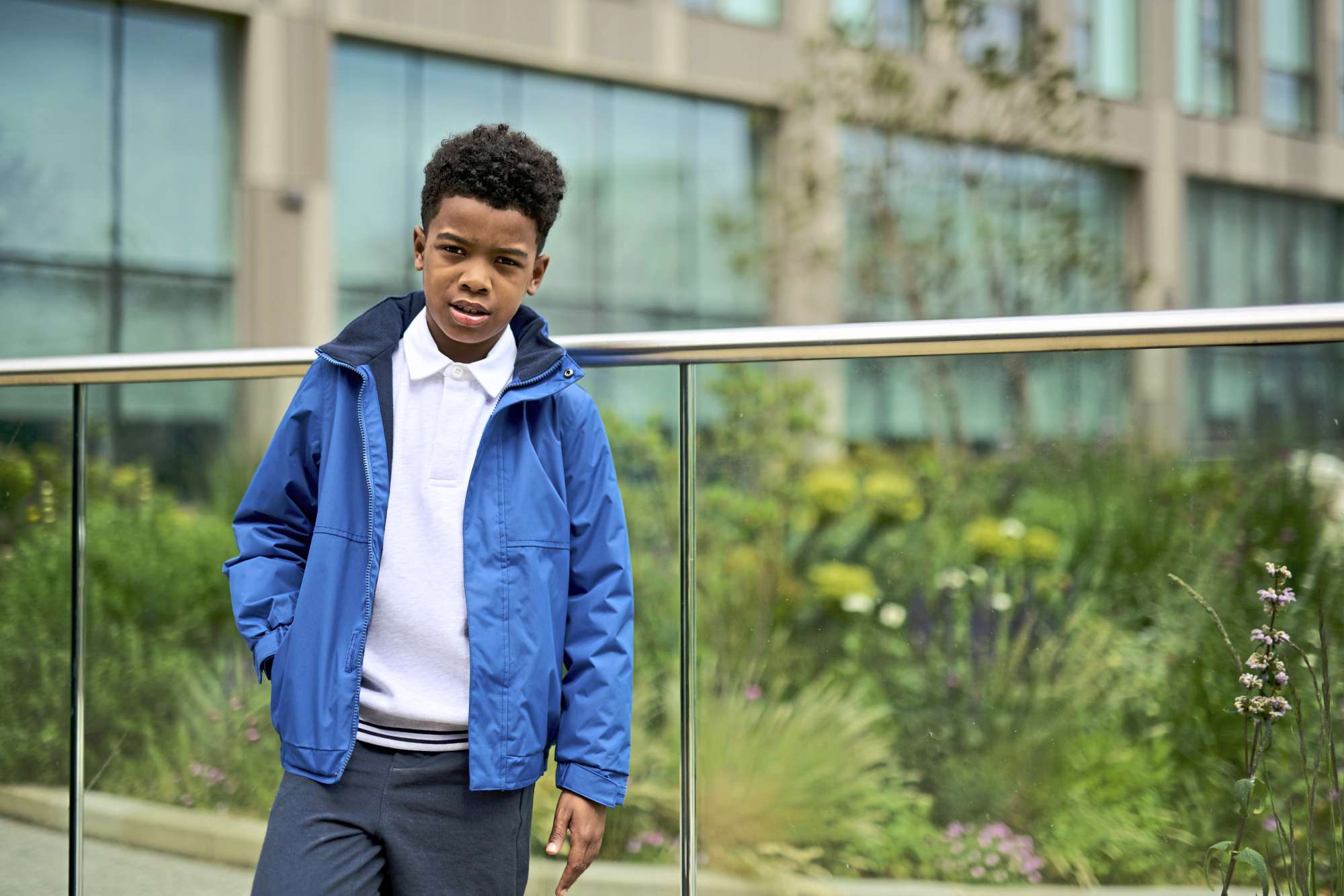 Wasserdichte Kinderjacke mit Kapuze