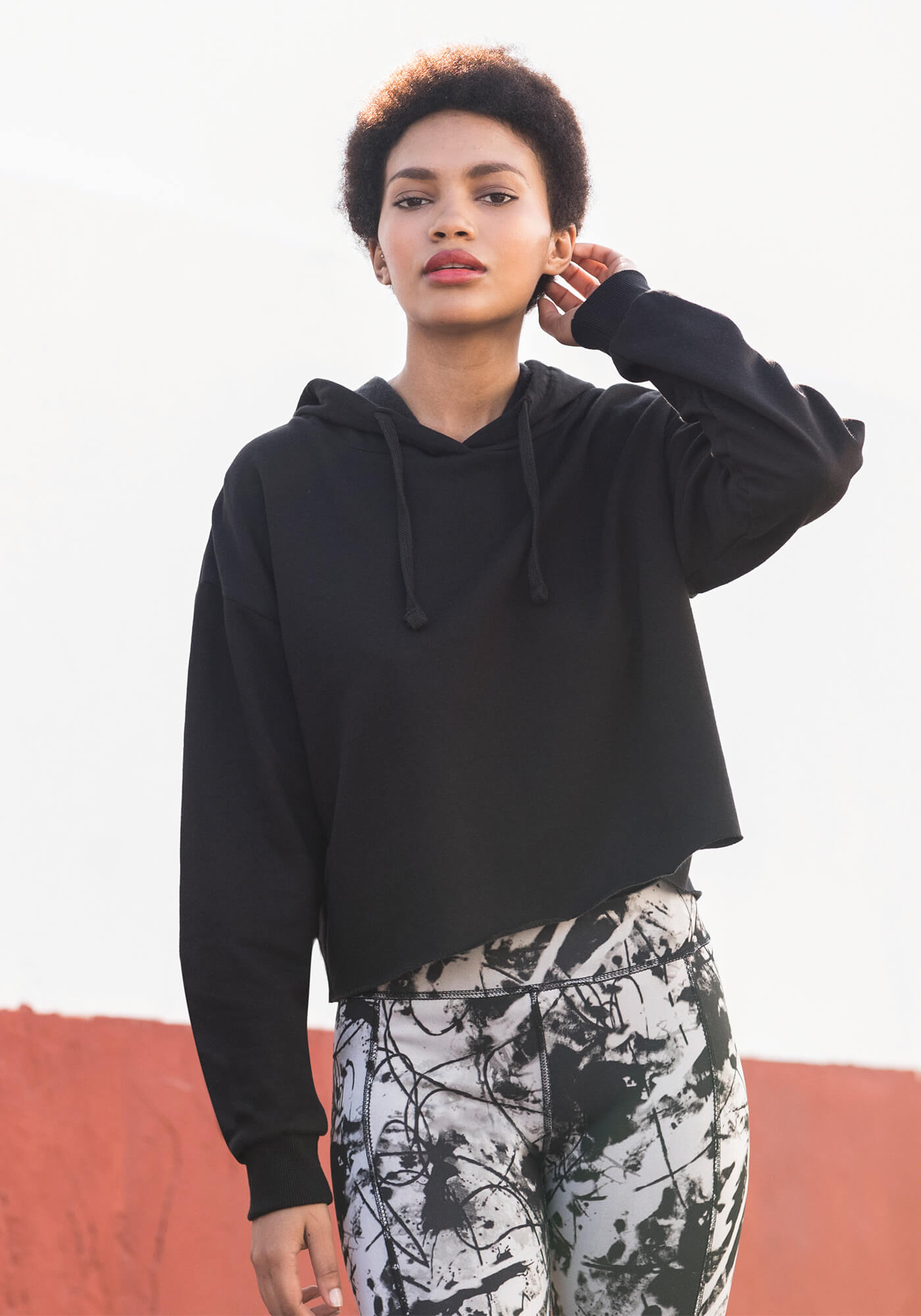 Kurzer Slounge Hoody mit unversäubertem Saum
