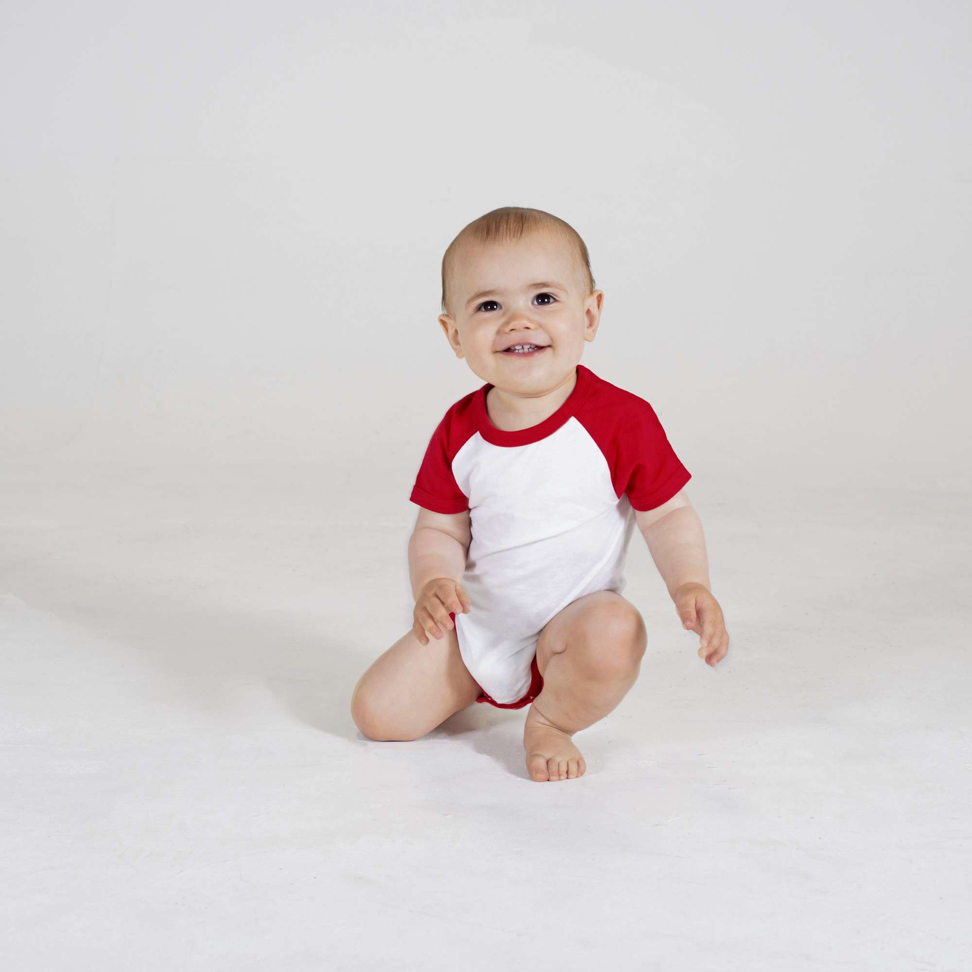Larkwood Kurzarm Baseball Bodysuit mit Druckknöpfen, White/Red 0/3 Monate, LW502