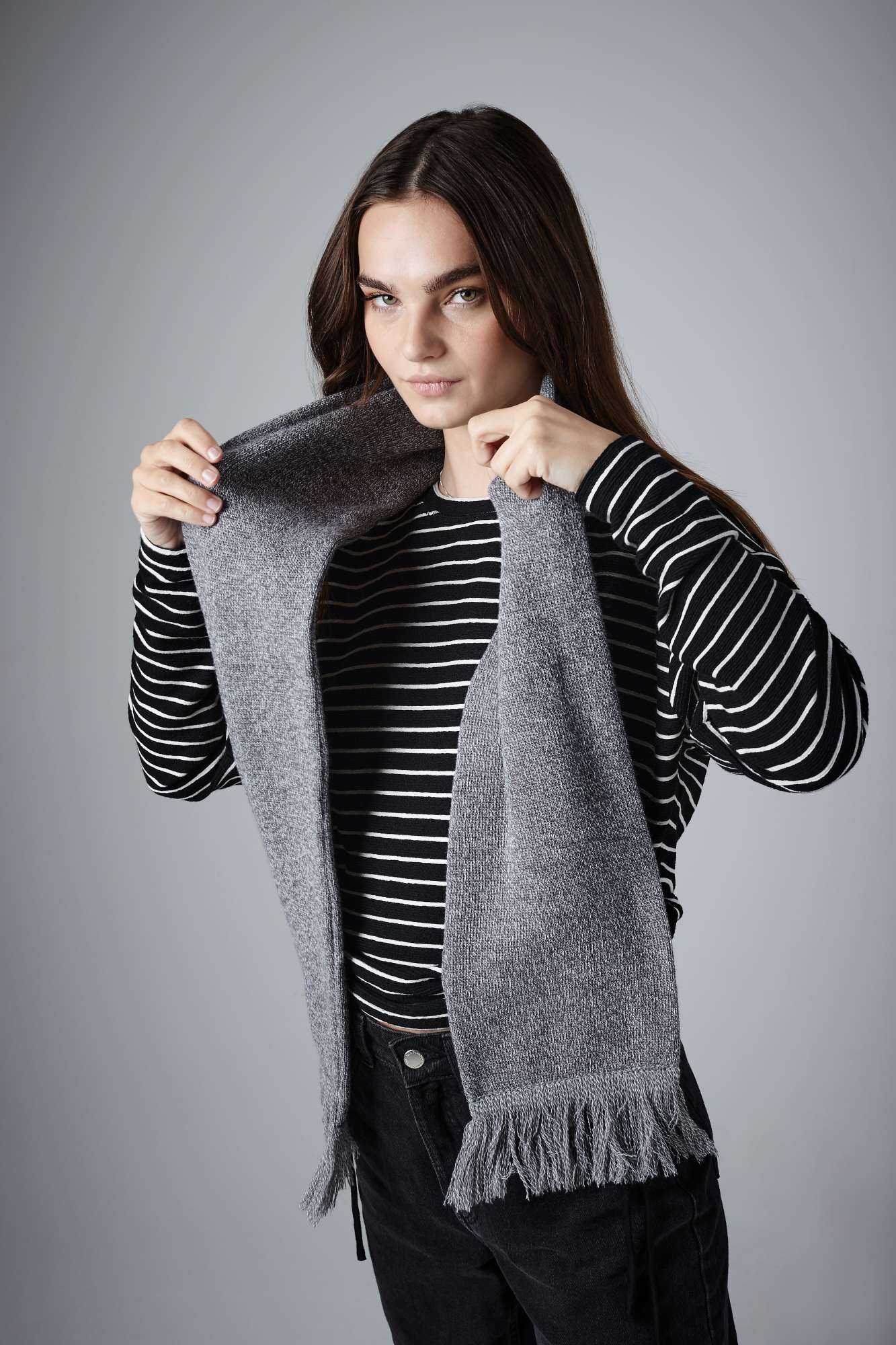 Doppellagiger Strickschal mit Fransen