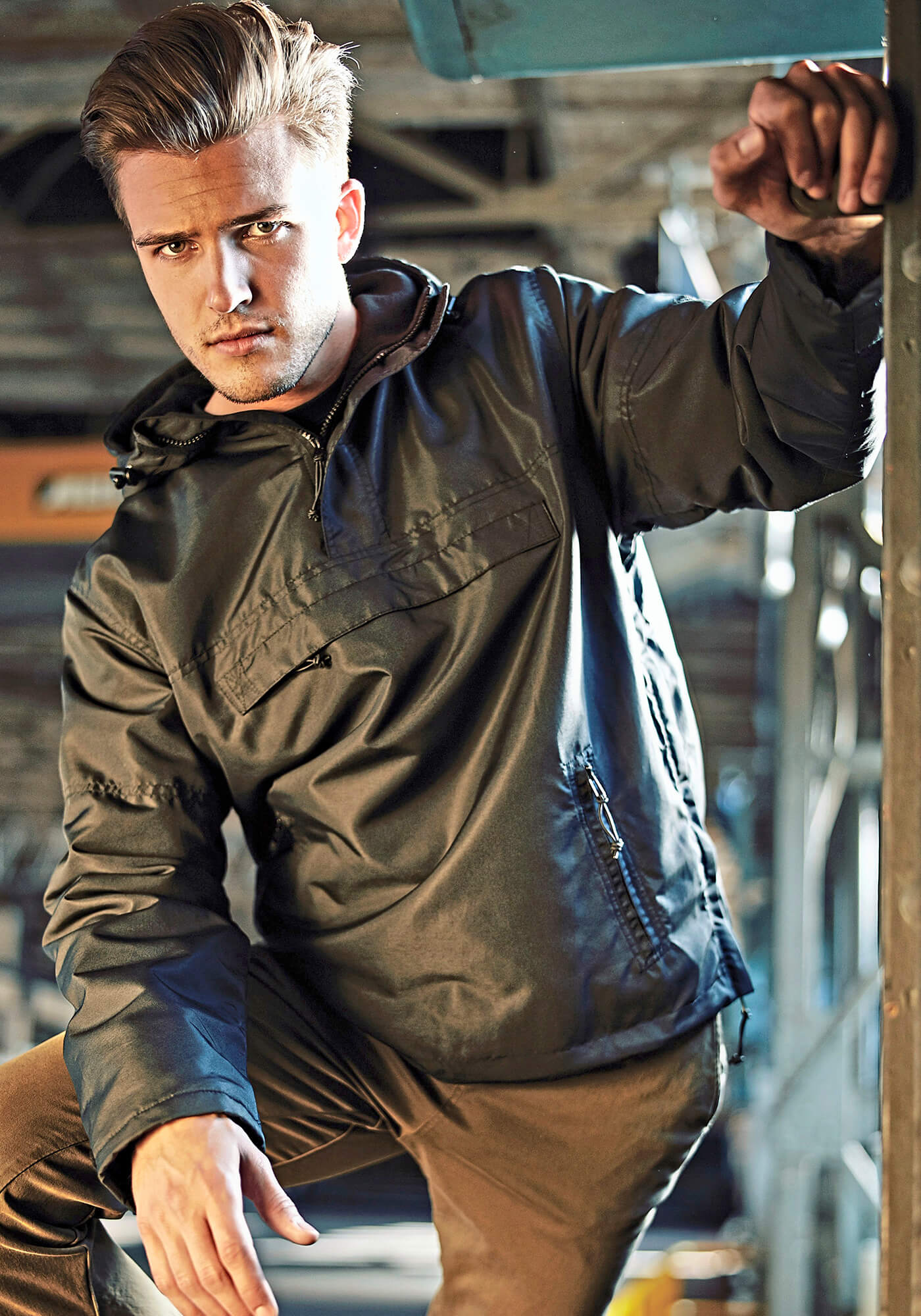 Windbreaker mit Mesh-Futter und Kordelzug