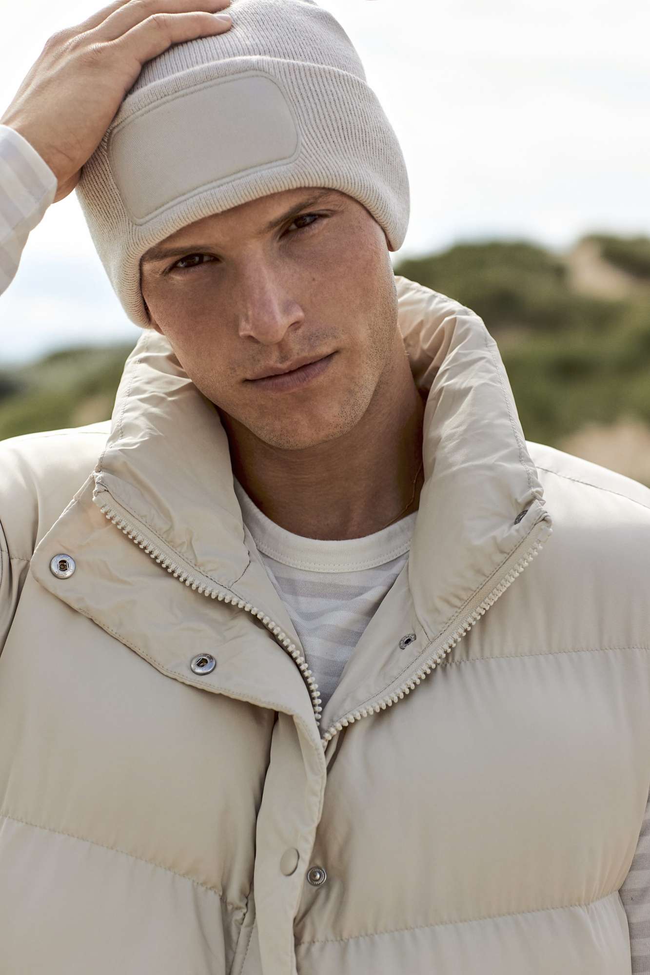 Doppellagiges Strick Beanie mit Patch