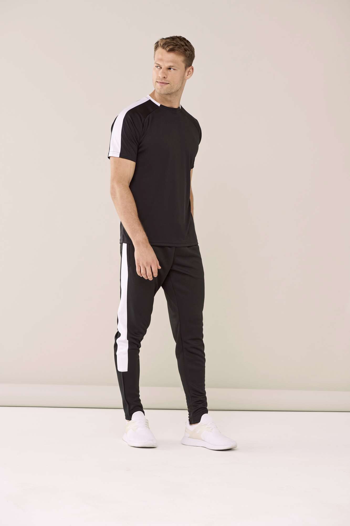 Sportliches Kurzarm-T-Shirt mit Kontrastärmeln