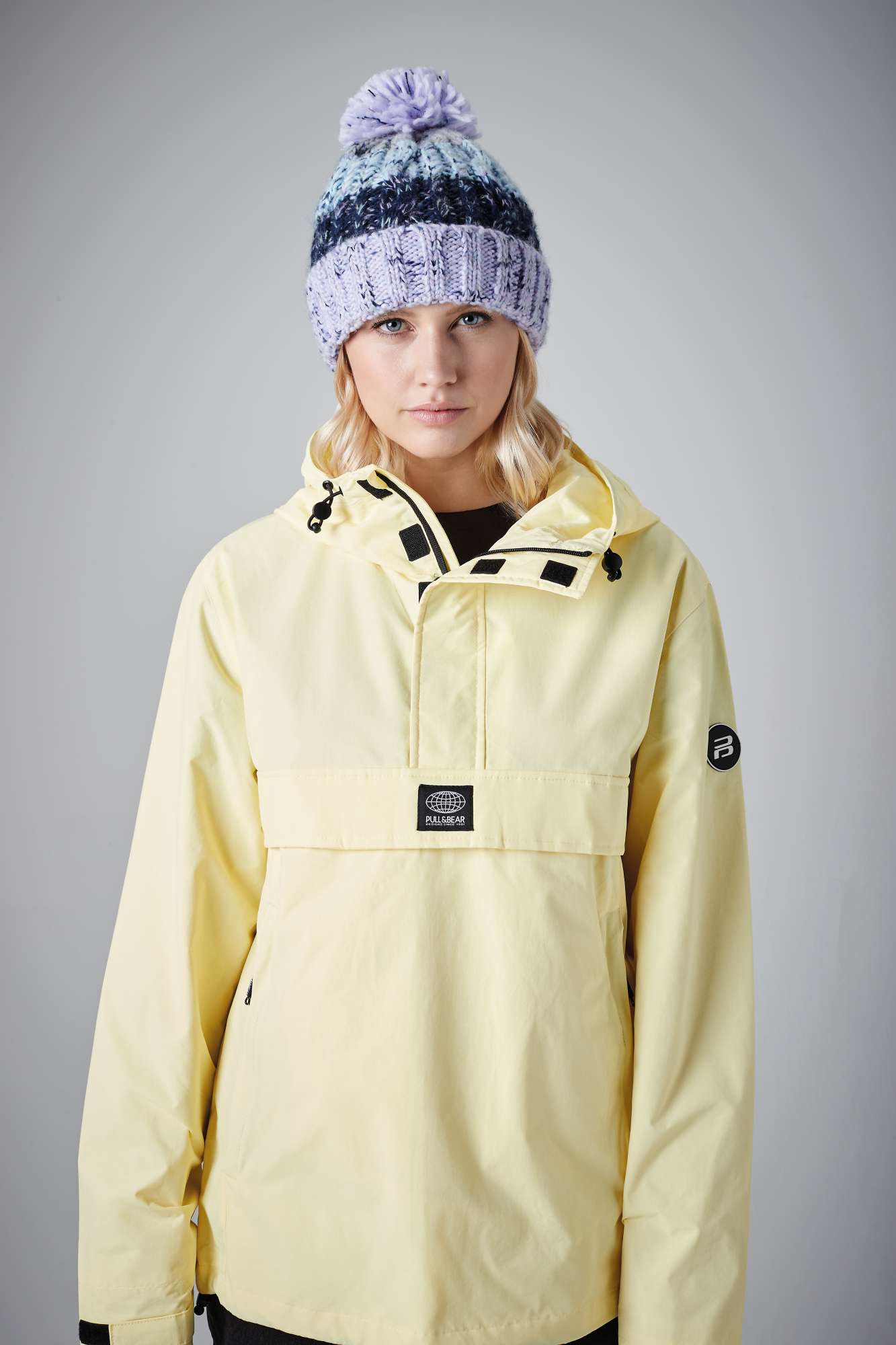 Corkscrew Pom Pom Beanie mit Umschlag