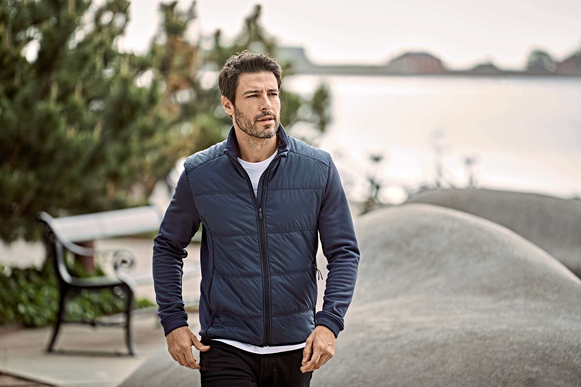 Stretch-Hybridjacke mit tailliertem Schnitt