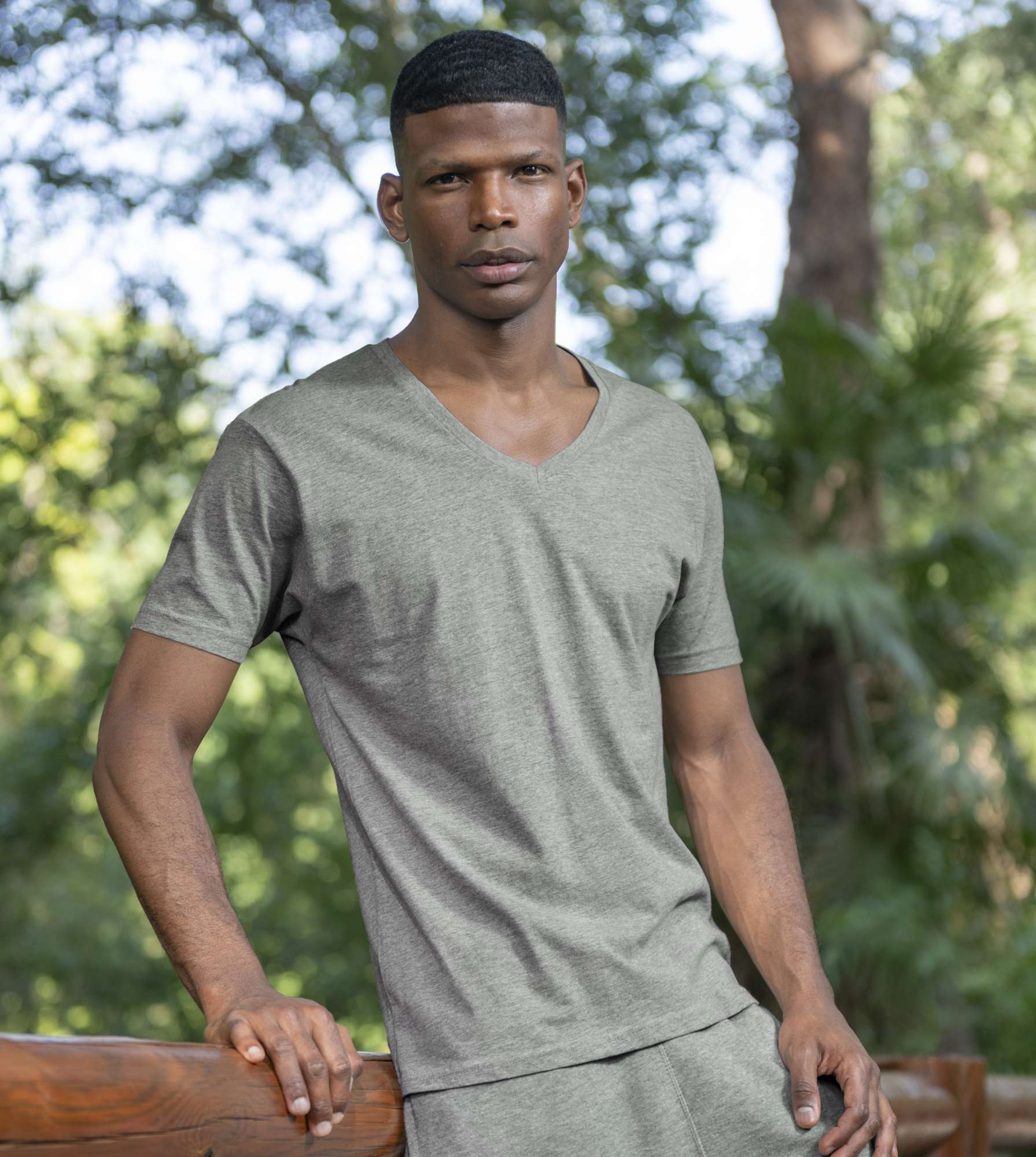 Urbanes V-Ausschnitt T-Shirt Slim-Fit