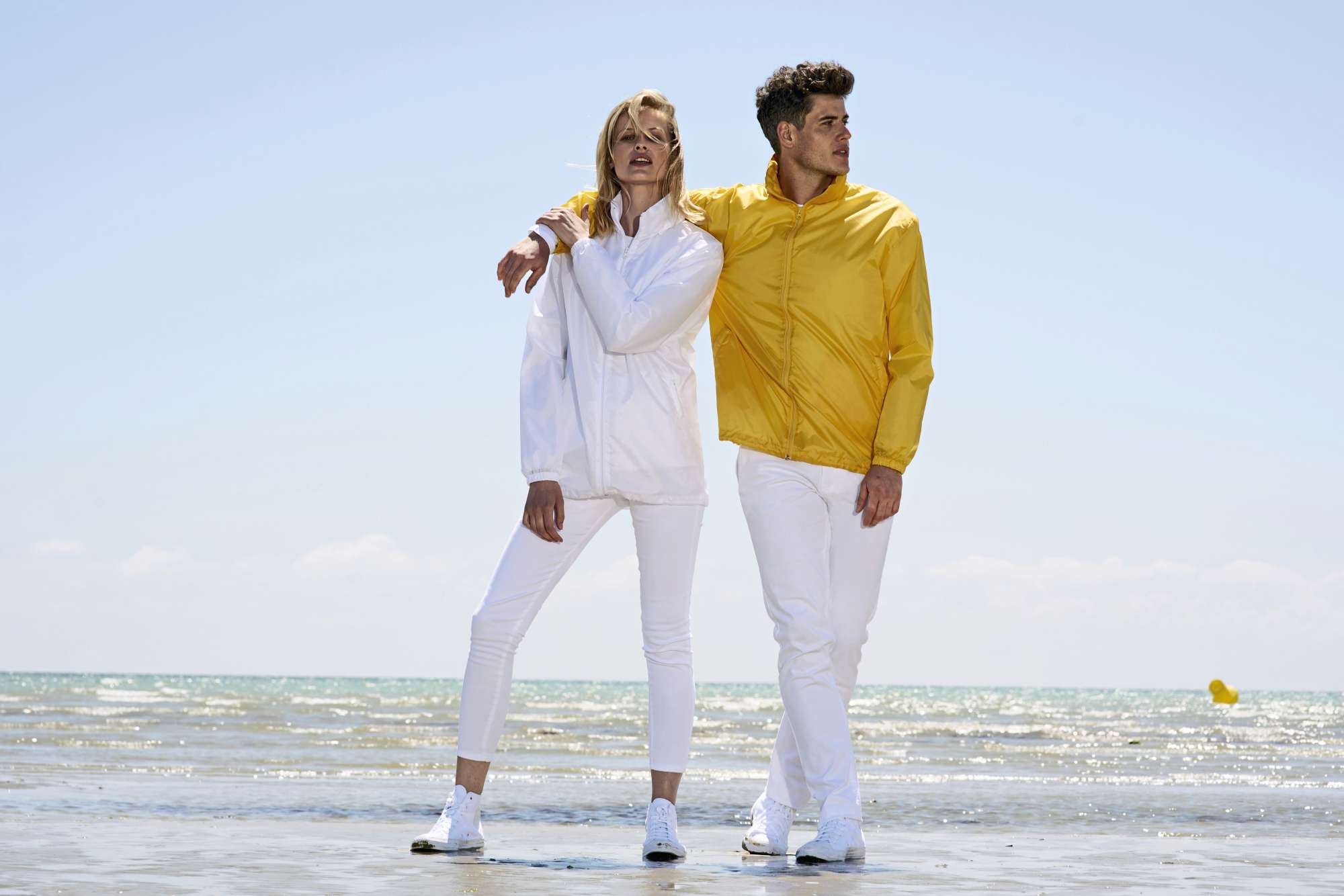Wasserabweisender Windbreaker mit Kapuze