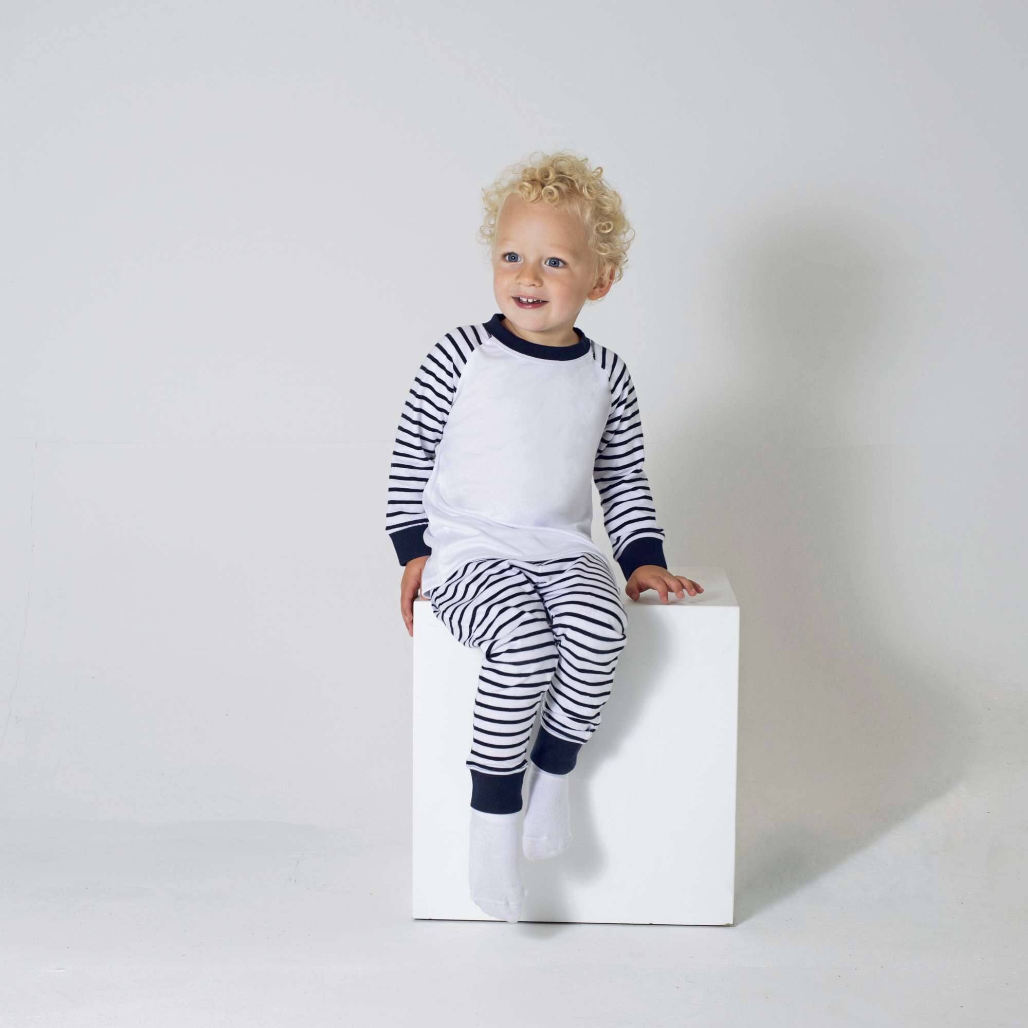 Larkwood Gestreifter Baby-Schlafanzug mit Raglan-Ärmeln, Navy Stripe/White 0/6 Monate, LW072