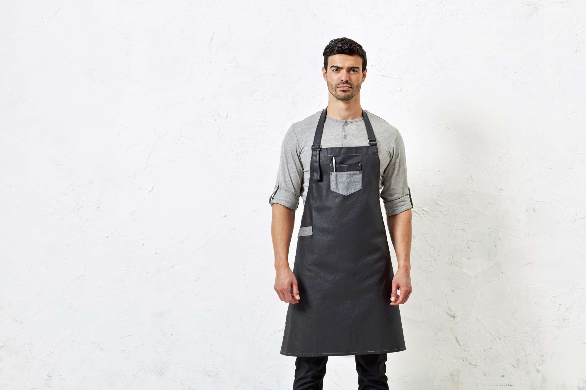 Wachsende Denim-Schürze mit Kunstlederbändern