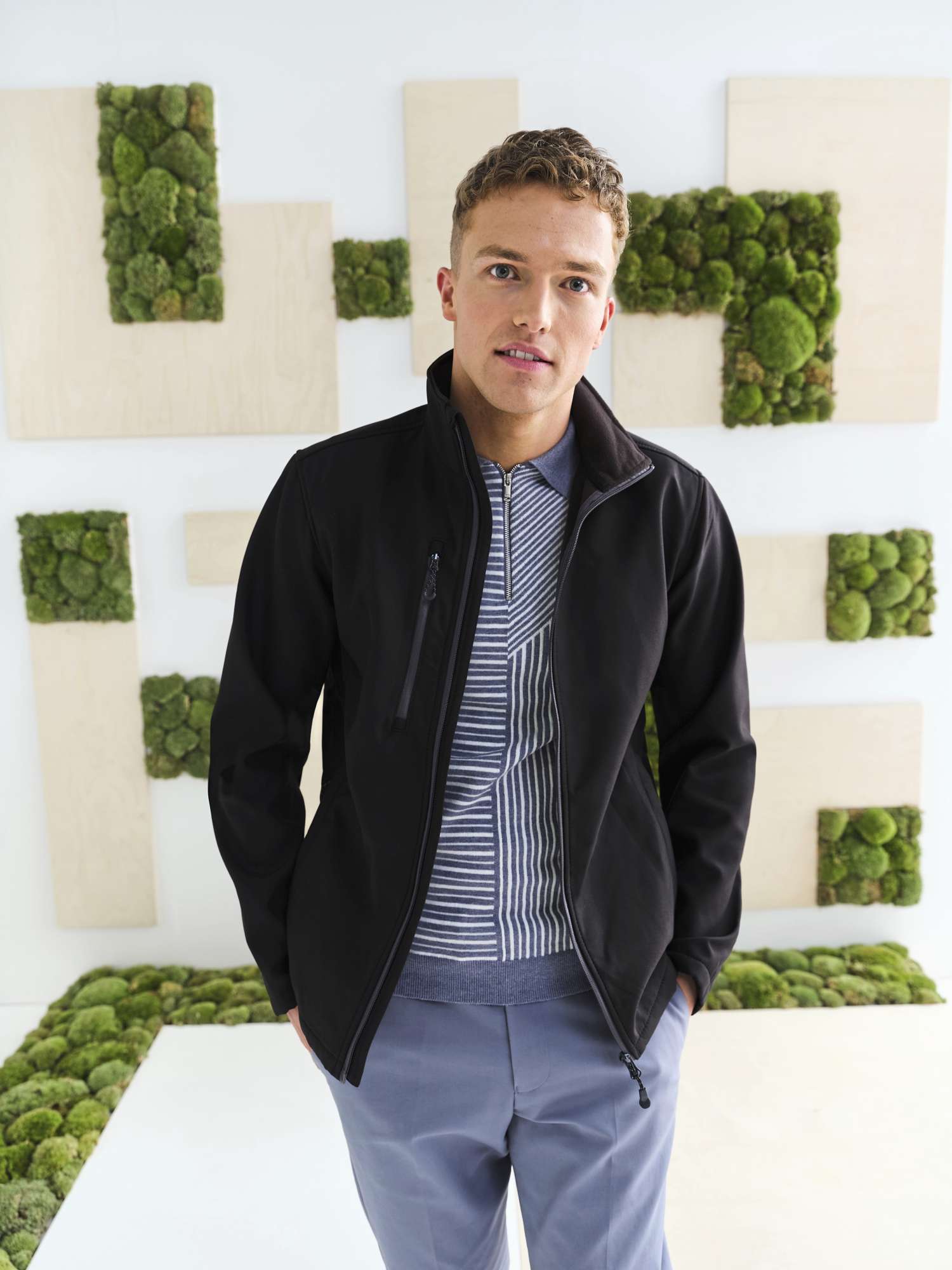Recycelte Softshelljacke mit winddichten Eigenschaften