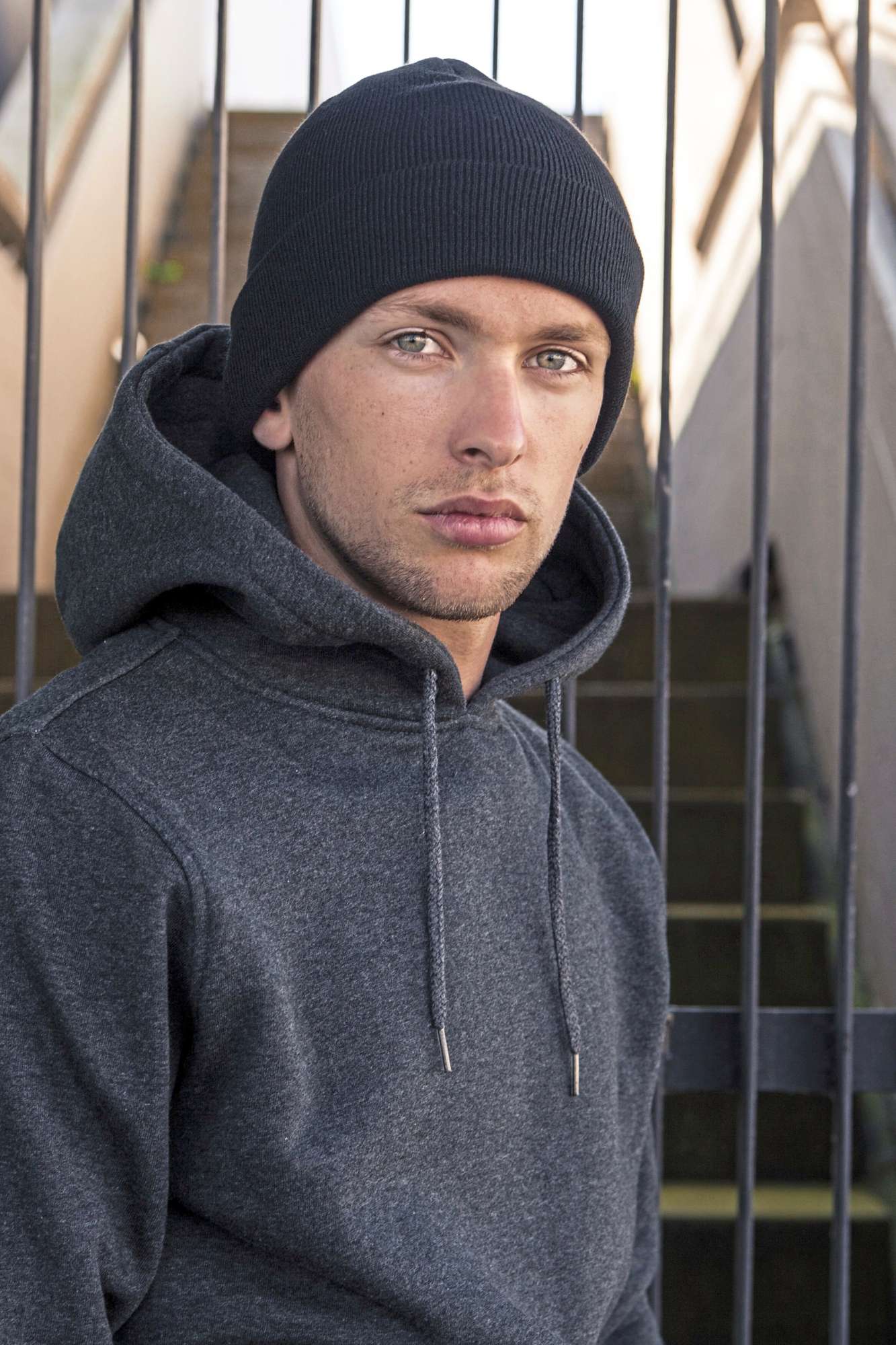 Schwarzes Heavy Knit Beanie mit Umschlag