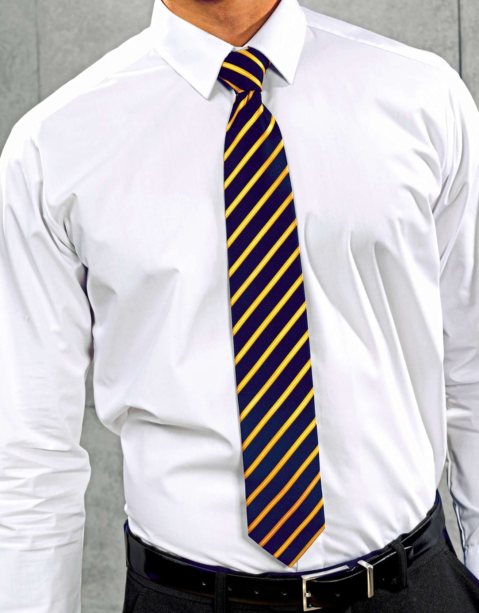 Sportliche Streifenkrawatte aus Polyester