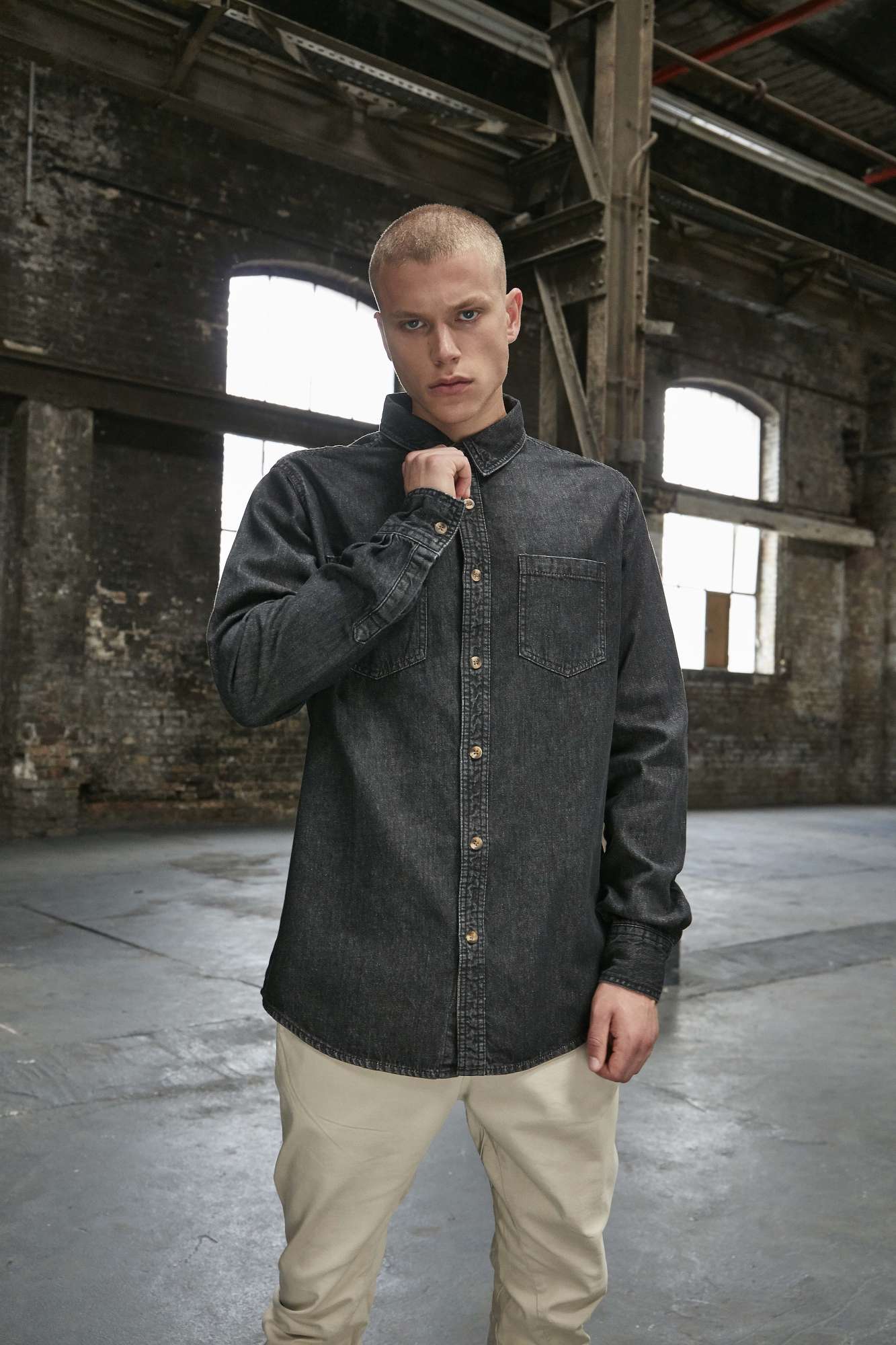 Schwarzes gewaschenes Denim-Hemd mit Brusttaschen