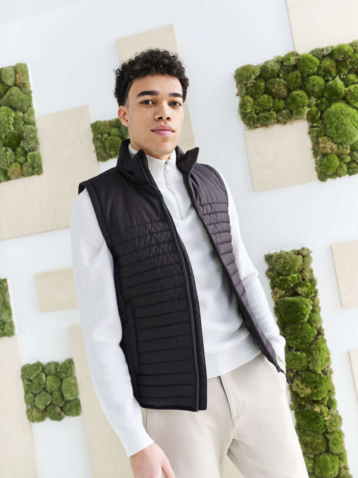 Recycelte Thermoweste mit Stretchbündchen