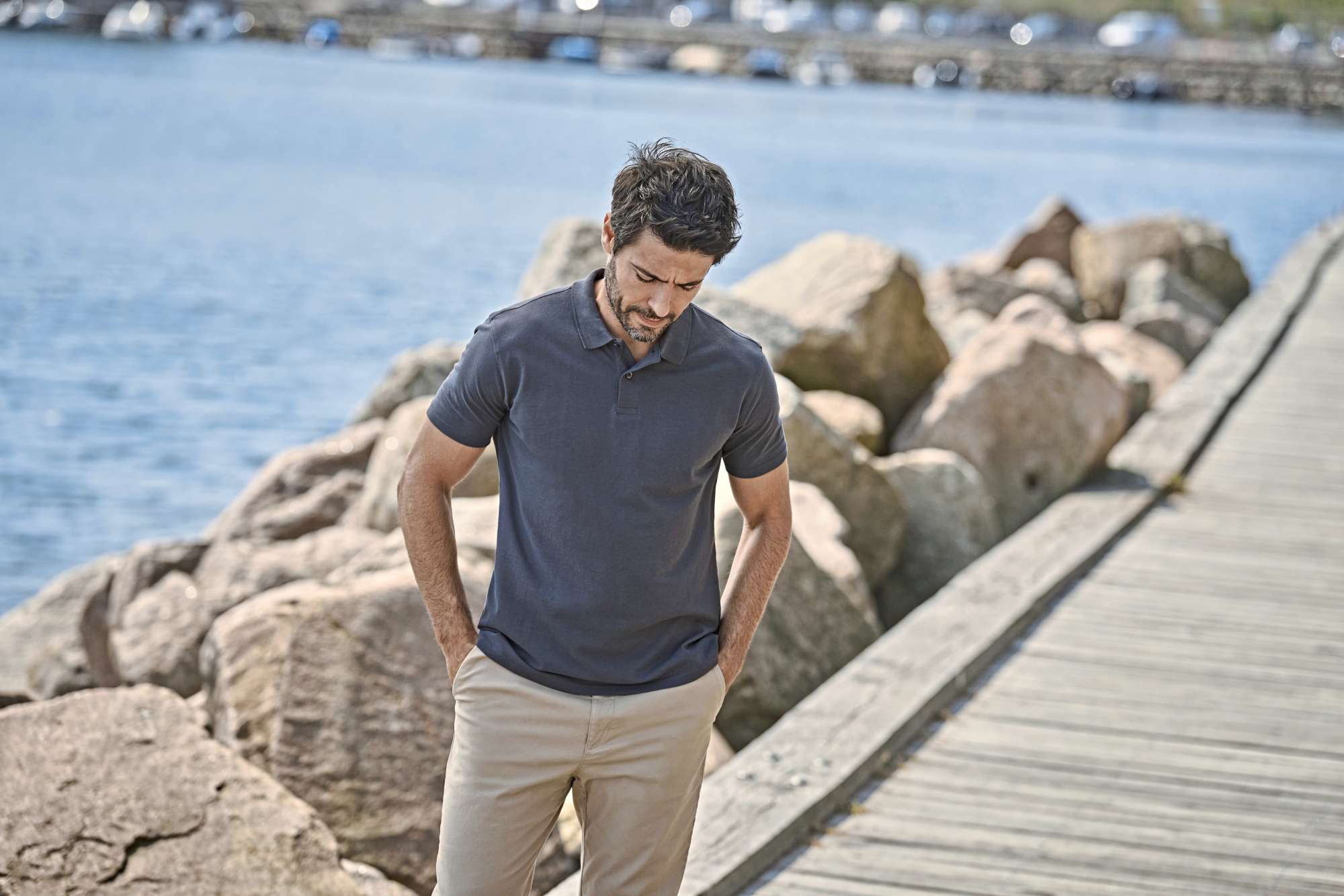 Bio-Baumwoll-Poloshirt mit Flachstrick-Kragen