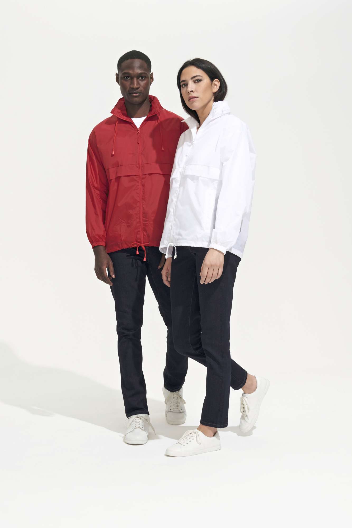 Wasserabweisender Windbreaker mit Kapuze