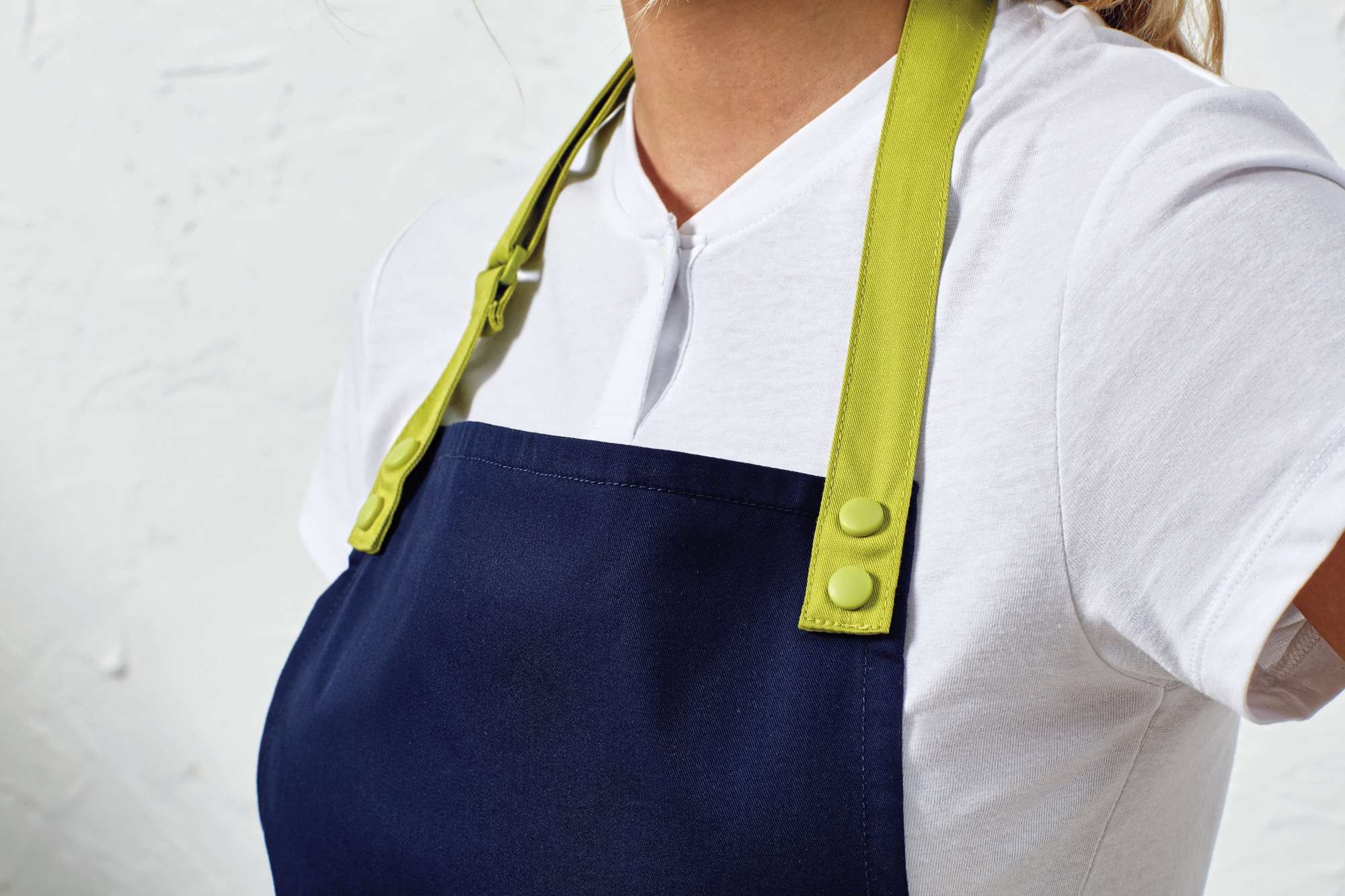 Farbenfrohe Schürzenträger aus Recyclingmaterial