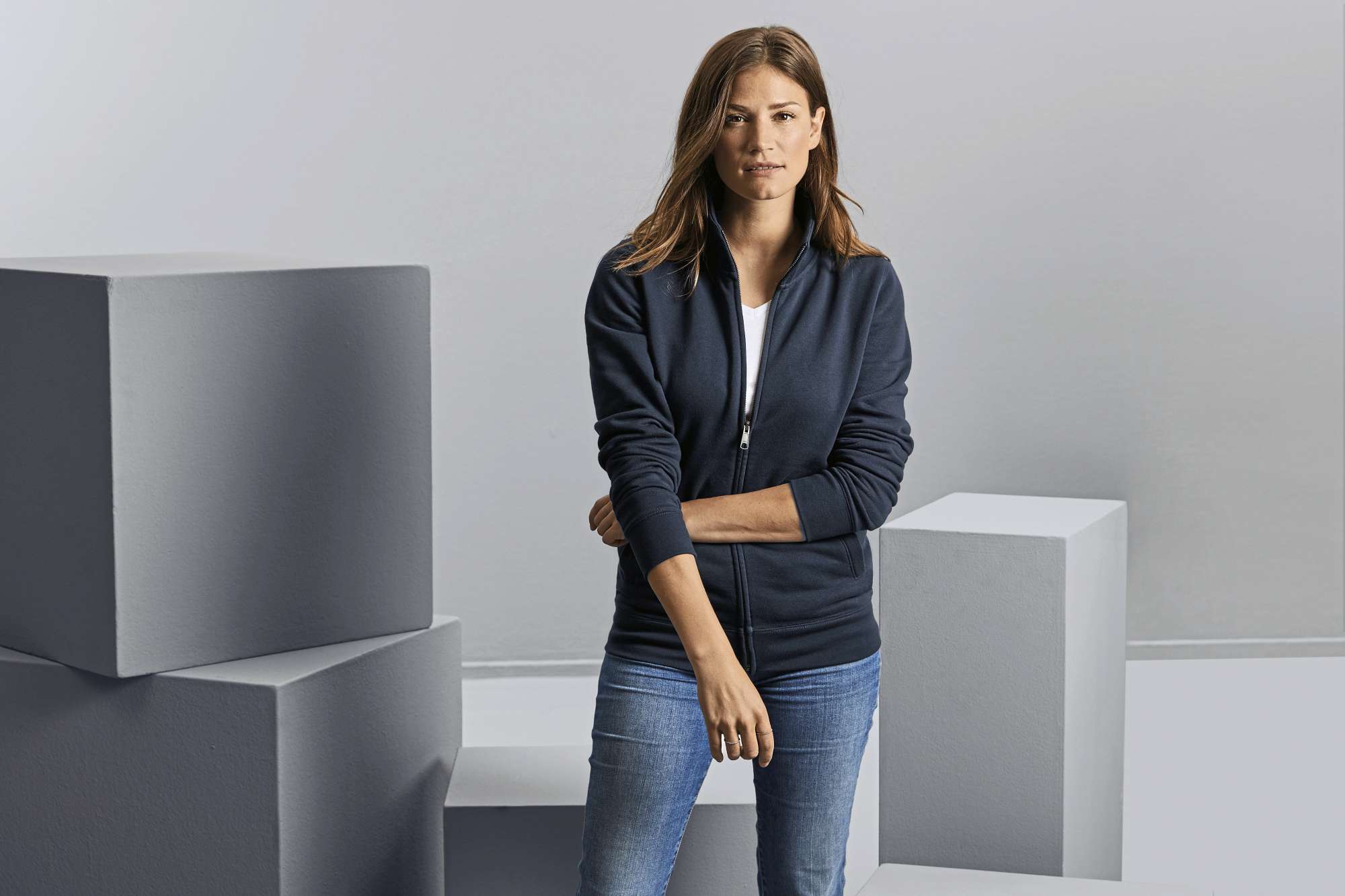 Sweatjacke mit femininer Passform für Damen