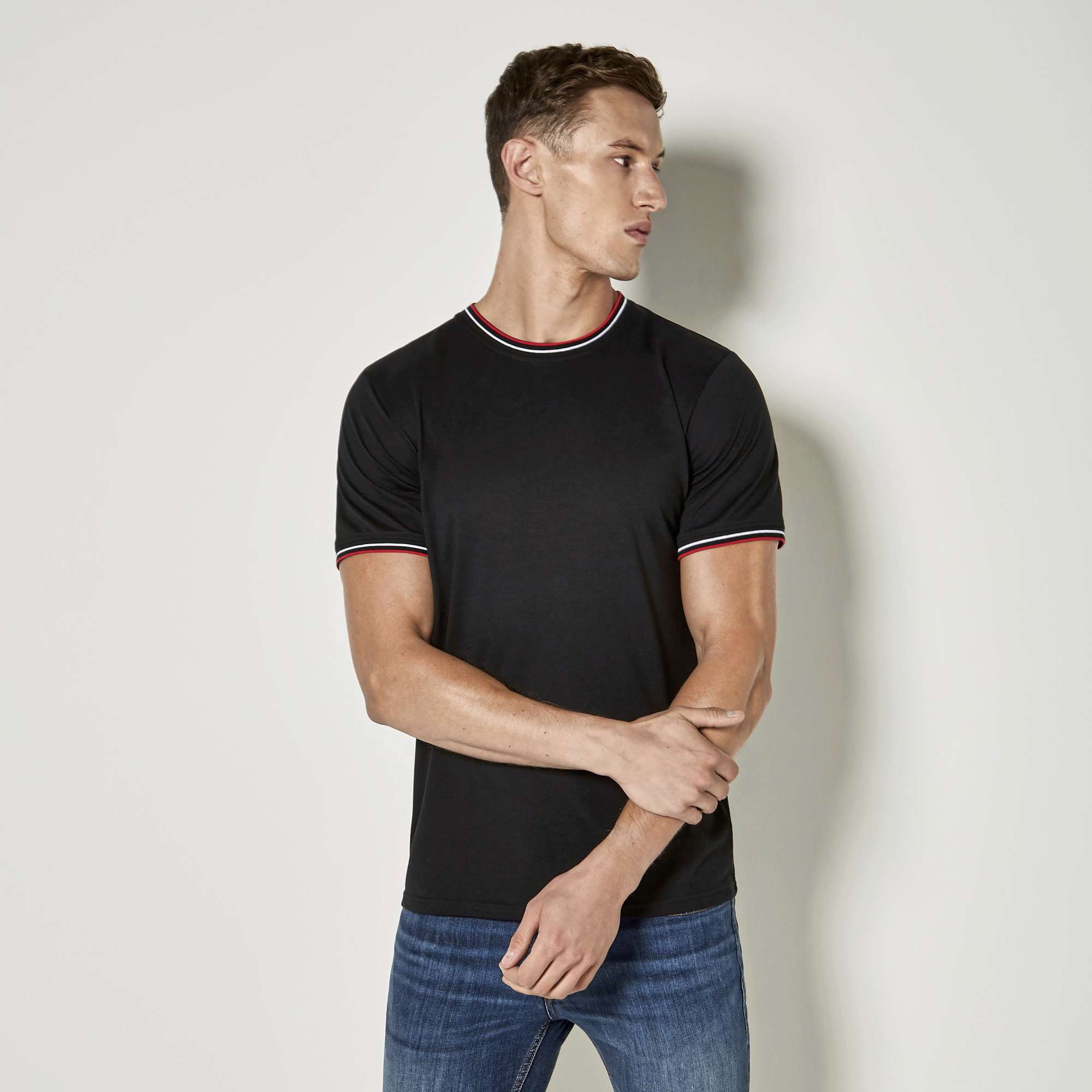 Fashion Fit T-Shirt mit Kontrastkragen