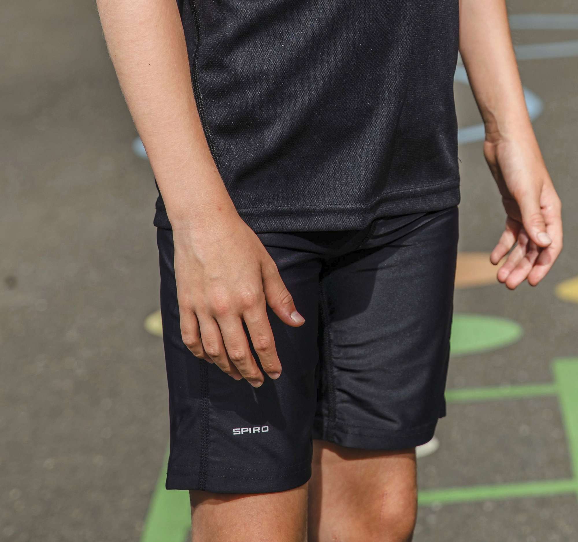 SPIRO Junior Bodyfit Shorts mit Kontrastnaht, Black S (6-7), RT250J