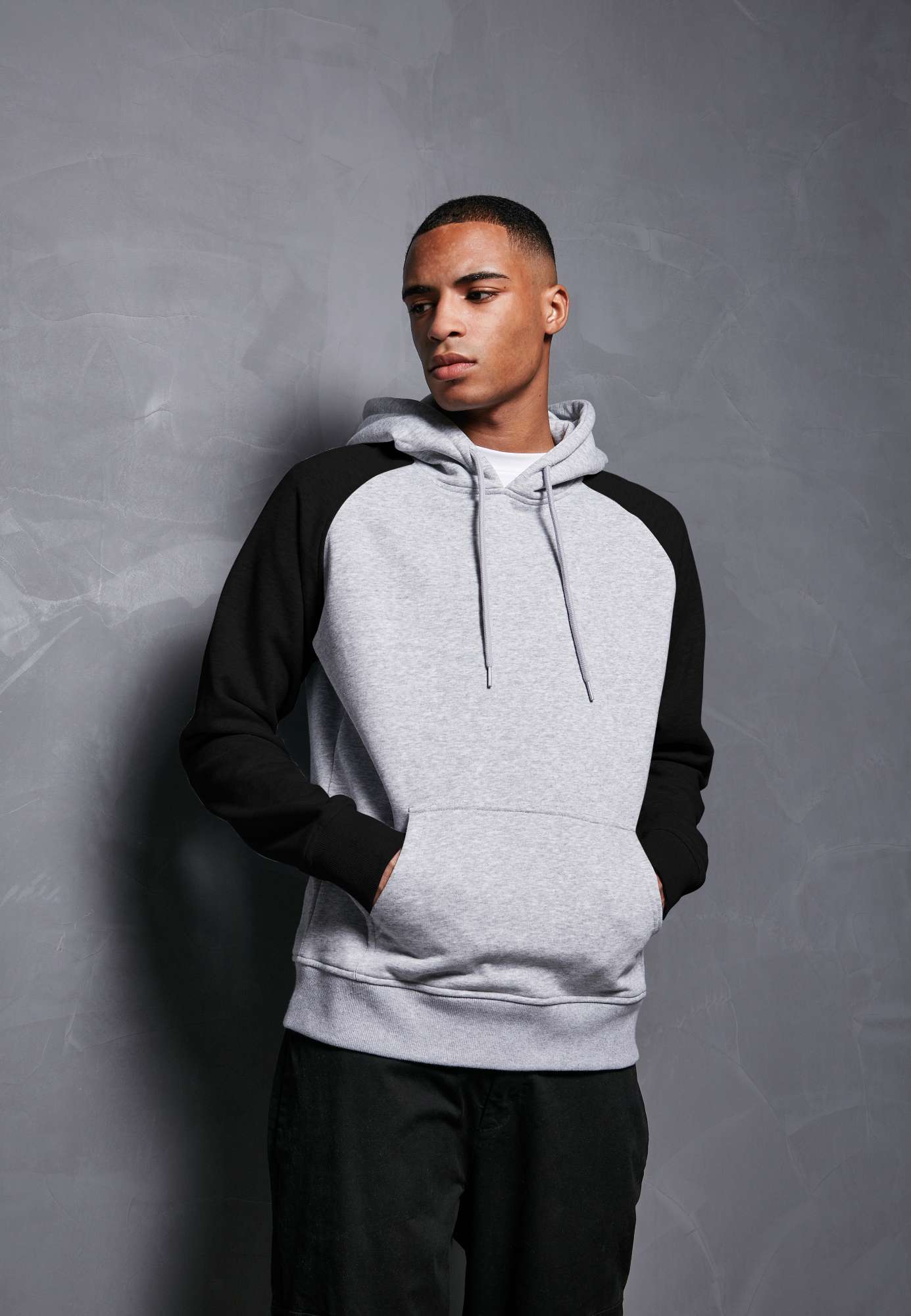Basic Raglan Hoody mit Kängurutasche