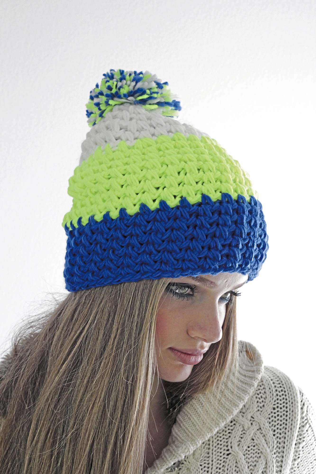 Beanie mit Bommel und Fleecefutter