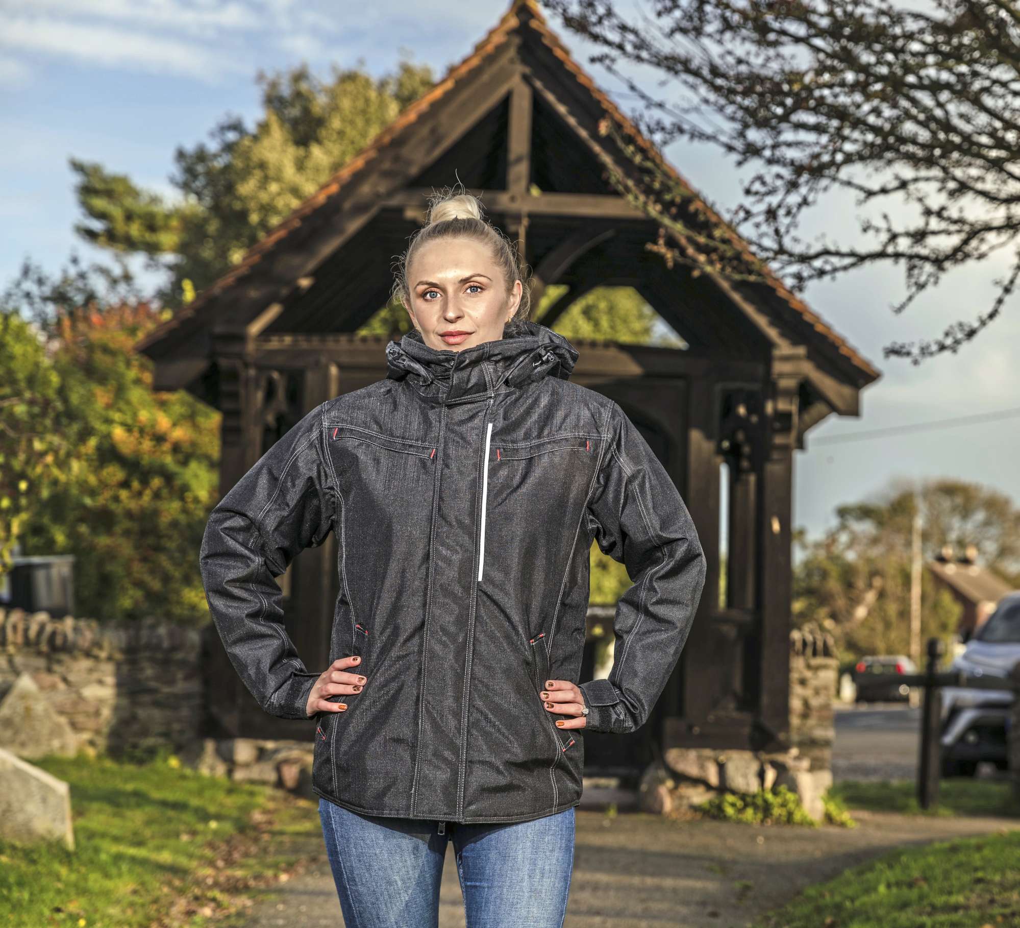 Denim-Textur-Rugged-Jacke mit Kapuze