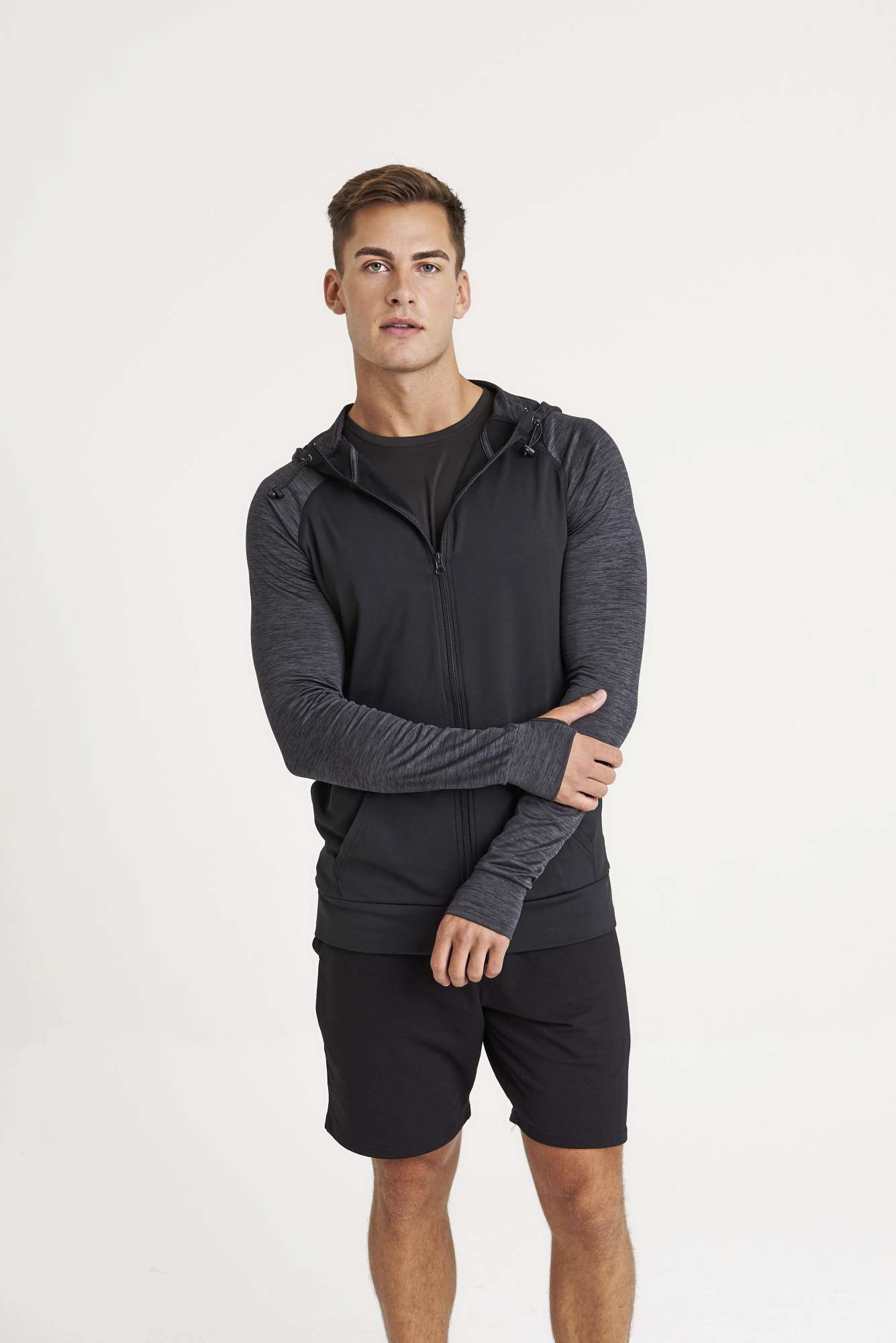 Slim Fit Zoodie mit Kontrastärmeln