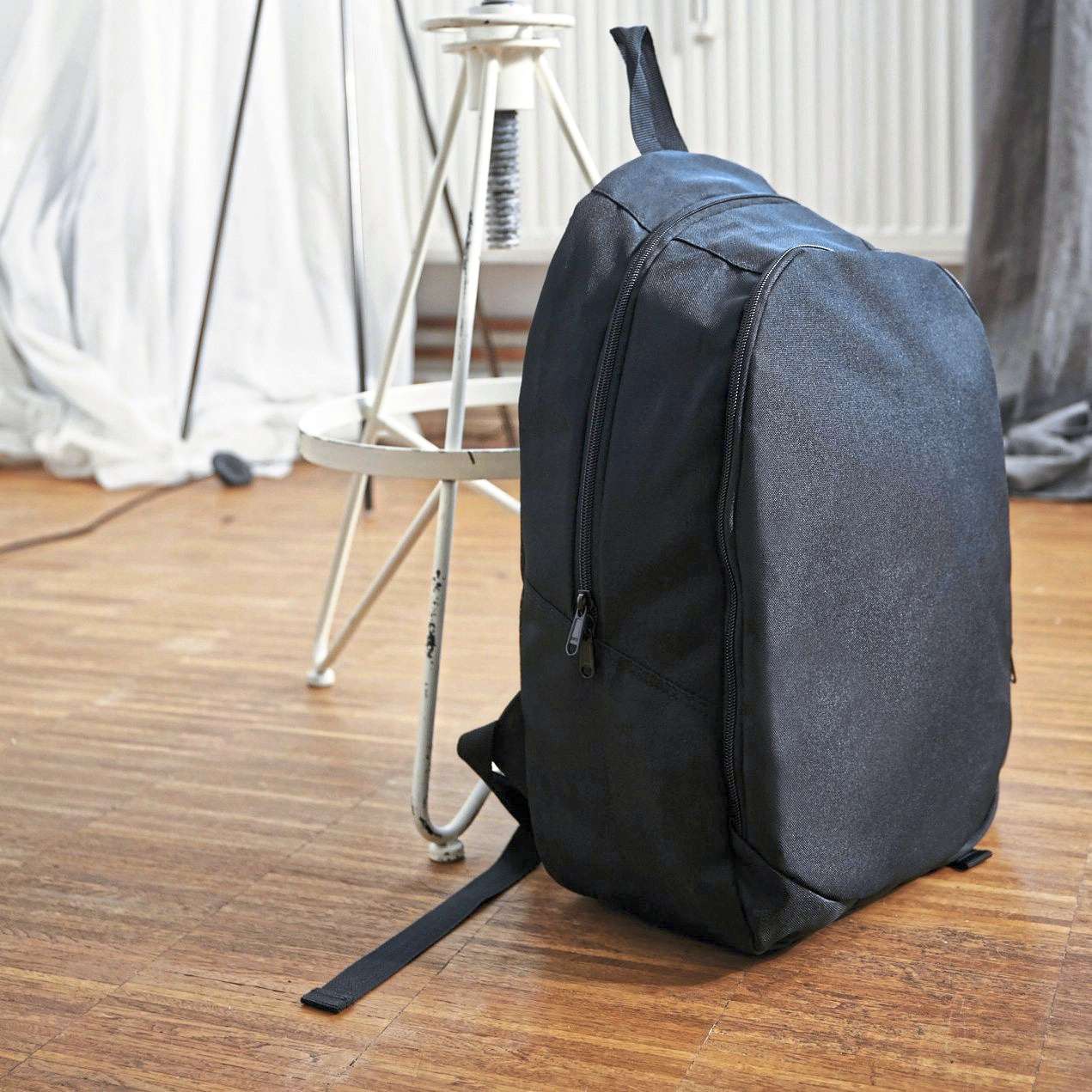 Schwarzer Rucksack mit zwei Taschen