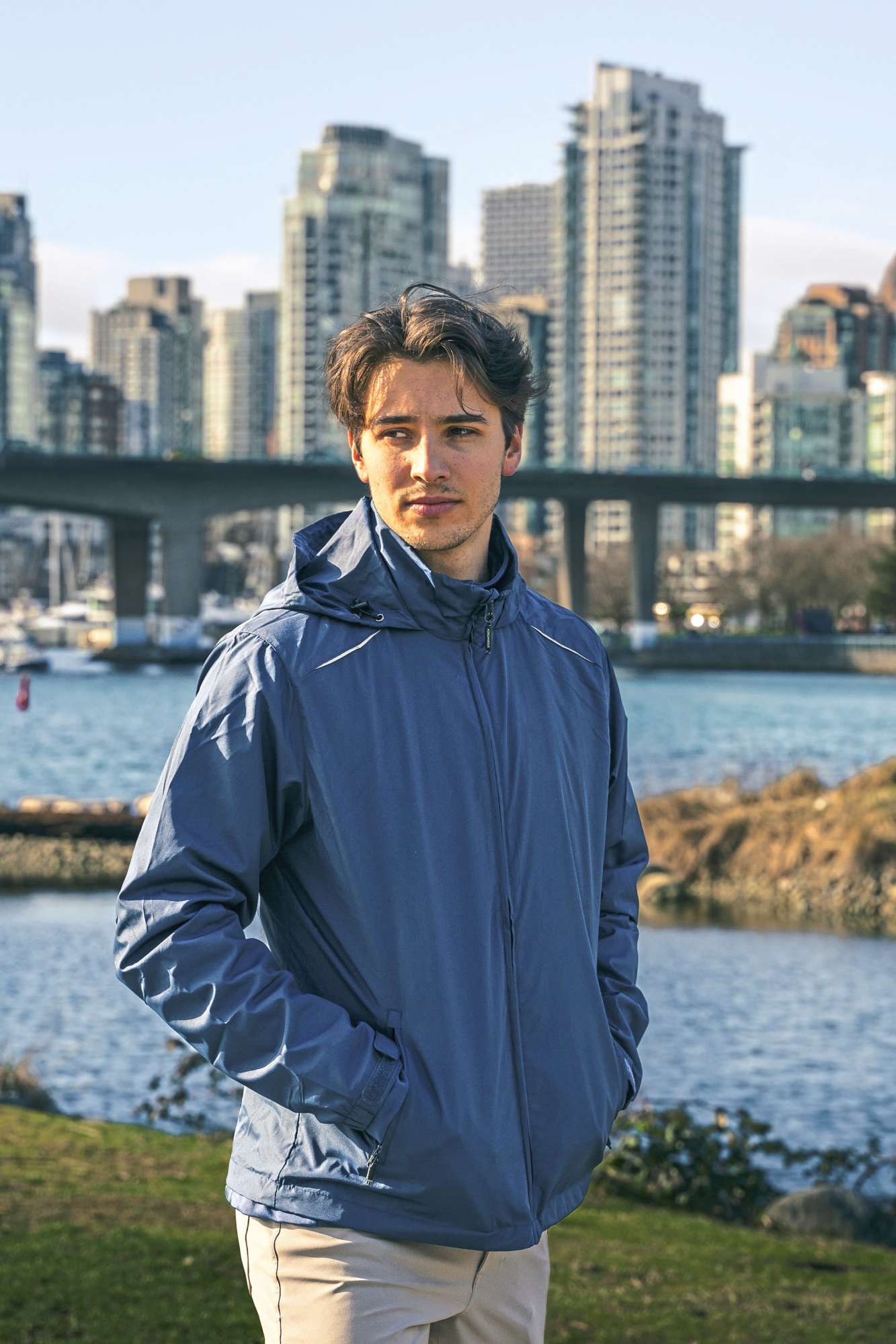 Wasserabweisende Performance-Regenjacke mit Kapuze