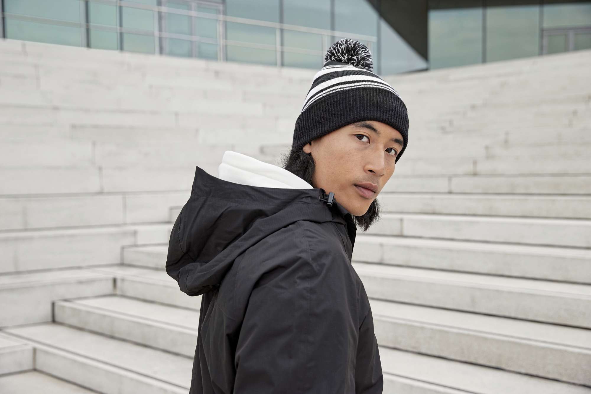 Gestreifte Beanie aus Recycling-Polyester