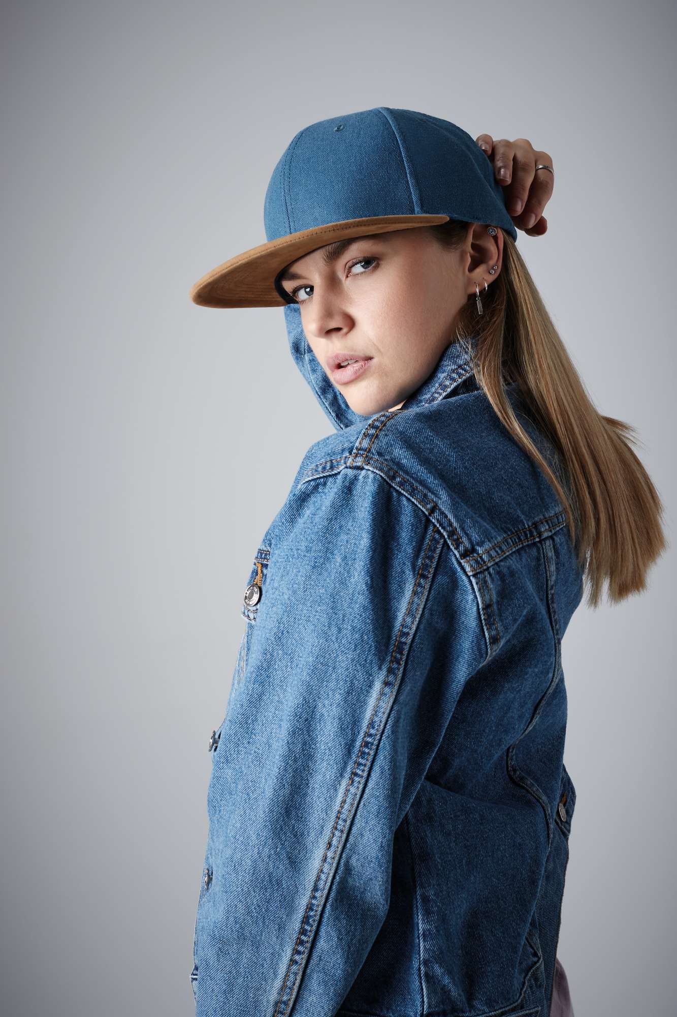 Suede Peak Snapback Cap mit Größenversteller